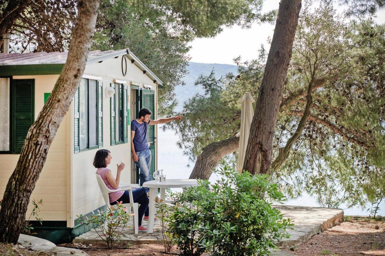 Mobile Homes In Camp Kovacine, Cres, With Long Pebble Beach Exteriér fotografie