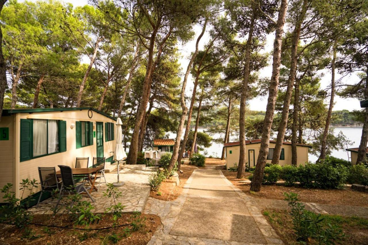 Mobile Homes In Camp Kovacine, Cres, With Long Pebble Beach Exteriér fotografie